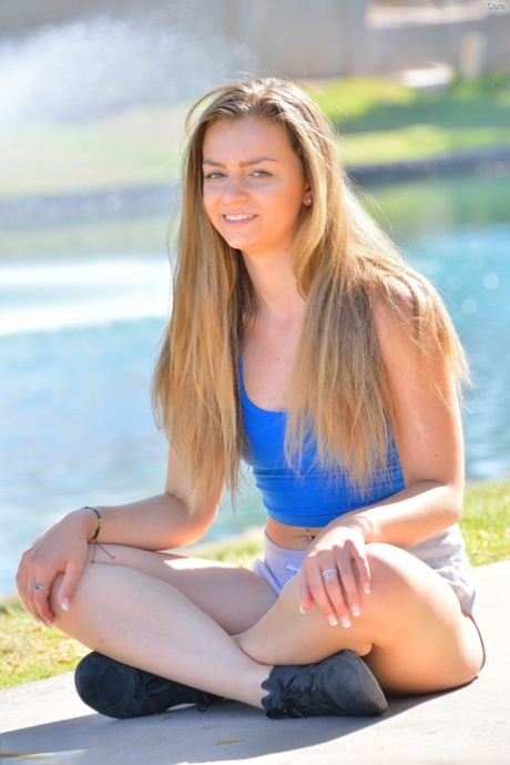 Stunner Cara 当众脱光衣服，然后在自己的住处与玩具做爱
