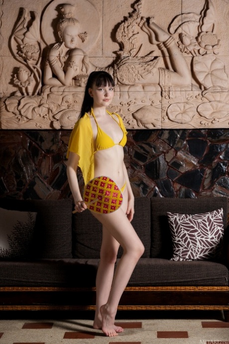 阿米莉亚-里文表演的大都会艺术 性感写真