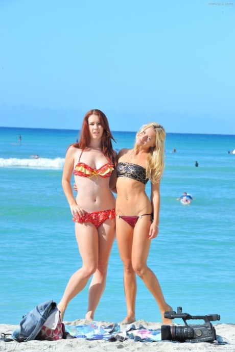 Two hot lesbians Melody & Lena enjoy public displays of affection while naked - pornpics.de