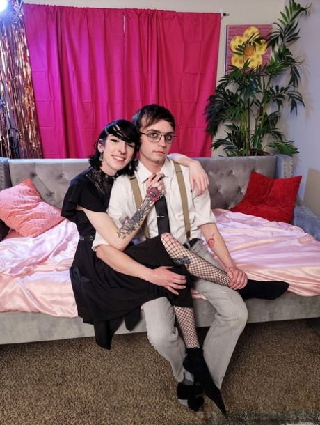 Trans Happy 以 Fxxk Buck、Gabby Graveyeard Naked XXX 为特色
