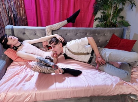Trans Happy 以 Fxxk Buck、Gabby Graveyeard Naked XXX 为特色
