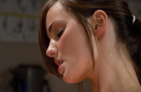 黑发美女莉莉-卡特（Lily Carter）只穿袜子被机器玩弄