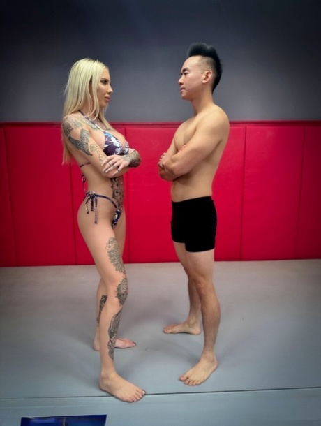Cassidy Luxe、James Bang 表演的《进化的格斗》裸照