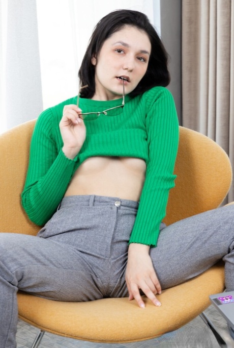 甜美奥菲莉娅裸体画廊主演的《我们毛茸茸