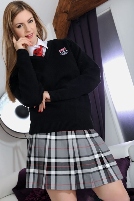 由 Stella Cox 表演的学院制服 XXX 照片