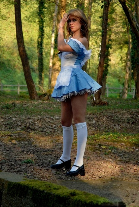 阿什莉-麦肯齐主演的《学院制服》（College Uniform）裸体 XXX