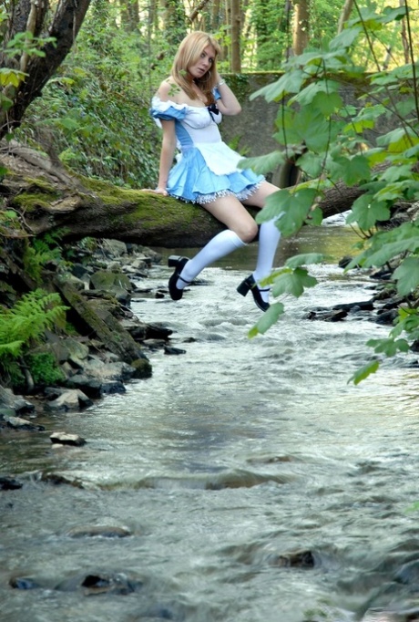阿什莉-麦肯齐主演的《学院制服》（College Uniform）裸体 XXX