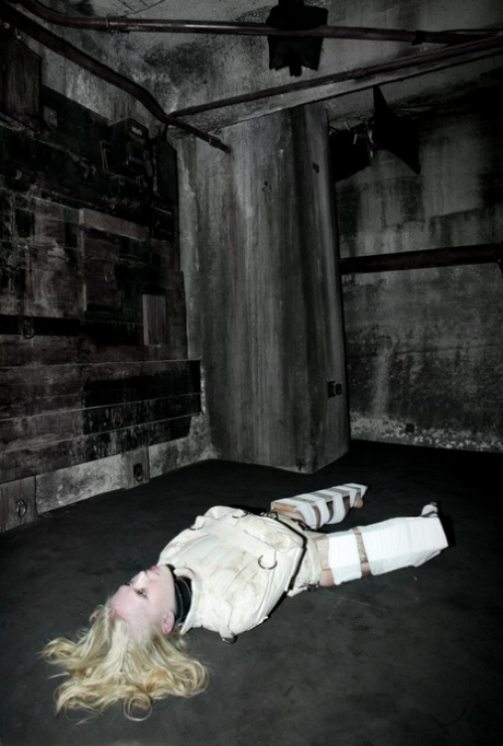 身着全套 BDSM 恋物装备的莎拉-简-锡兰完全束手无策