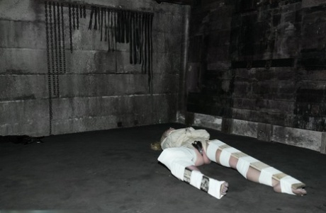 身着全套 BDSM 恋物装备的莎拉-简-锡兰完全束手无策