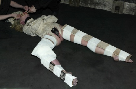 身着全套 BDSM 恋物装备的莎拉-简-锡兰完全束手无策