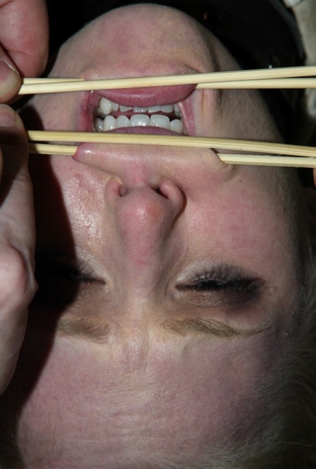 身着全套 BDSM 恋物装备的莎拉-简-锡兰完全束手无策