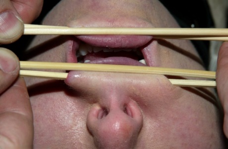 身着全套 BDSM 恋物装备的莎拉-简-锡兰完全束手无策