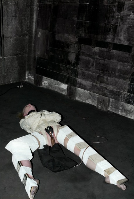 身着全套 BDSM 恋物装备的莎拉-简-锡兰完全束手无策
