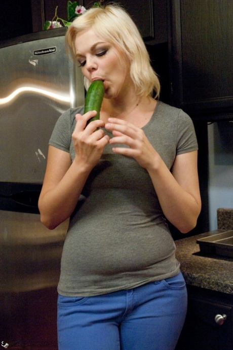 Blonde American babe Alice Frost gets fucked with a dick and a cucumber - pornpics.de