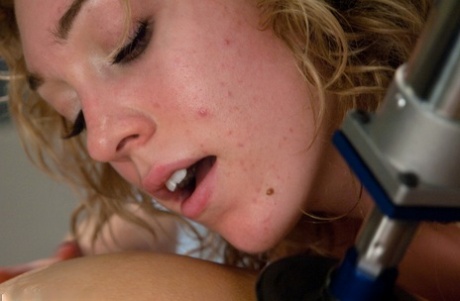 女同性恋莉莉LaBeau使用性感的玩具他妈的金发Lorelei李的洞