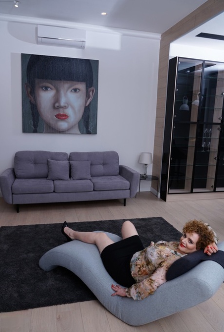 大胸 MILF Merce 在享受美味鸡巴之前用香蕉进行挑逗
