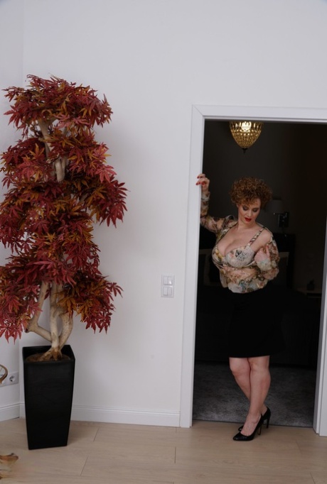 大胸 MILF Merce 在享受美味鸡巴之前用香蕉进行挑逗