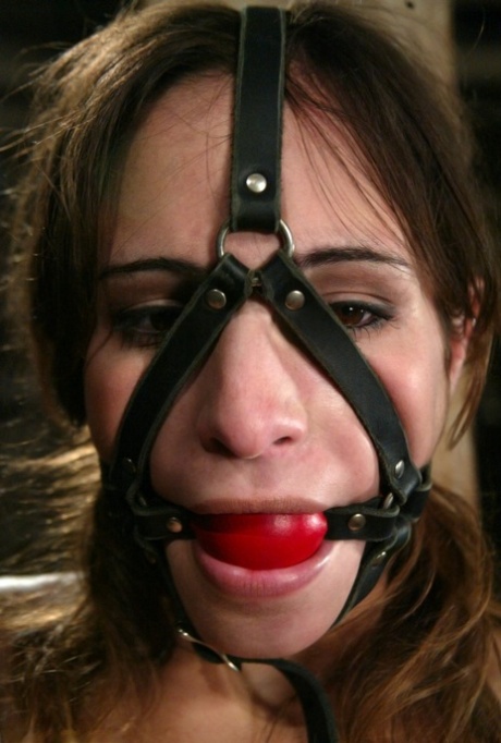被捆绑和堵嘴的 BDSM 荡妇 Amber Rayne 用橡皮筋轻弹她的乳头