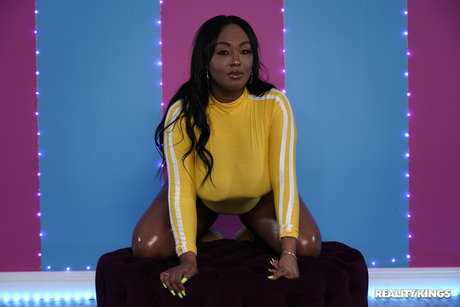 丰满的黑檀色 Layton Benton 被白人种马狠狠肏干