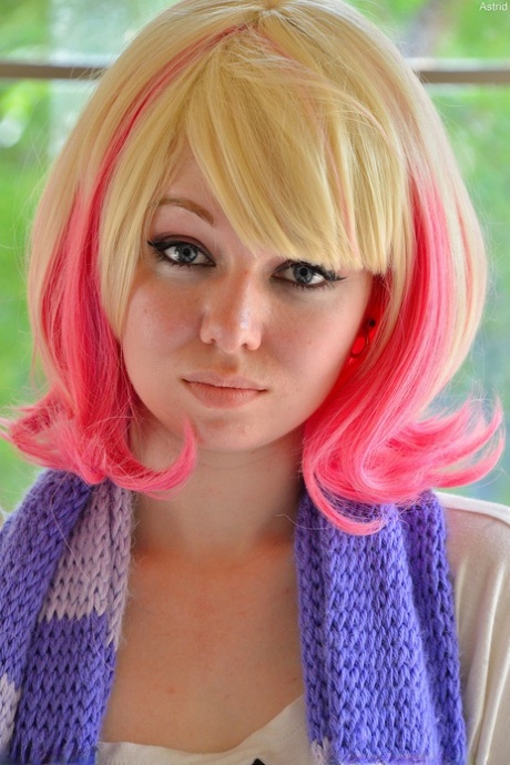 Natural beauty with colorful hair Astrid gets naked & displays her yummy toes