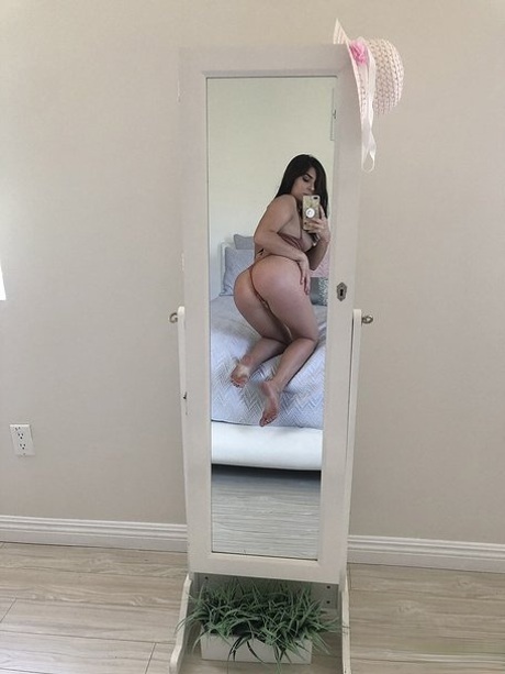 Petite brunette Keira Croft strips her lingerie to reveal her breathtaking ass - pornpics.de