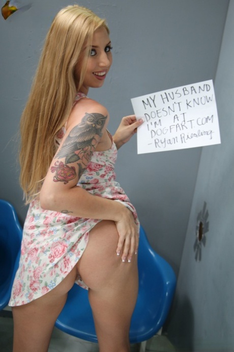 瘦瘦的金发小奶子 Ryan Riesling 被一个光荣洞 BBC 操得死去活来