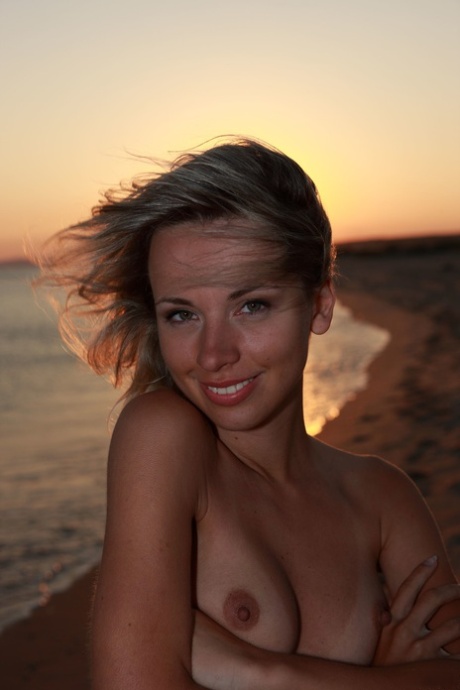 Skinny sweetie Nicole V removes her dress and poses naked on the windy beach - pornpics.de