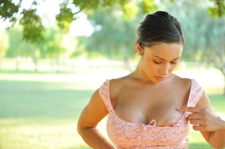 令人窒息的公主伊莎贝拉闪现她的大乳房并在外面摩擦她的阴蒂