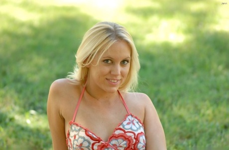 Blonde teen Jenn flashes her tits before toying her twat in the park - pornpics.de