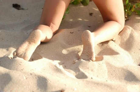 Amateur babe with an amazing body Isabella flashes her great tits on the beach