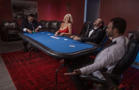 Big boobed dealer Nicolette Shea gets sandwiched & dicked in a poker threesome - pornpics.de