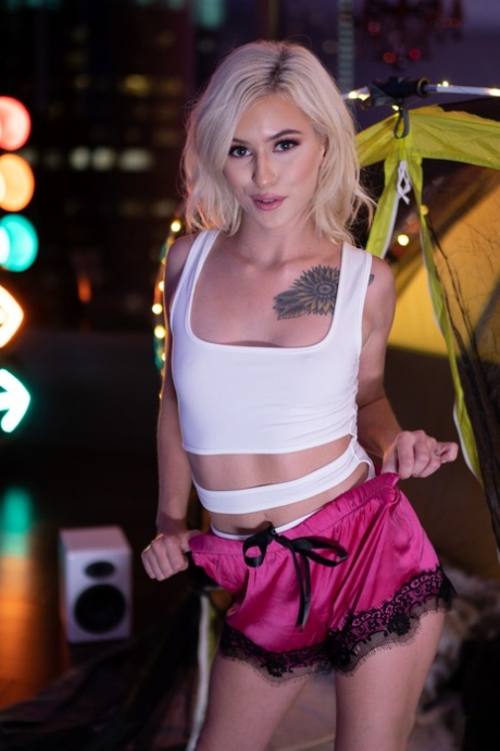马尾辫女同宝贝 Katya Rodriguez 和她的金发 GF 舔阴和剪刀手