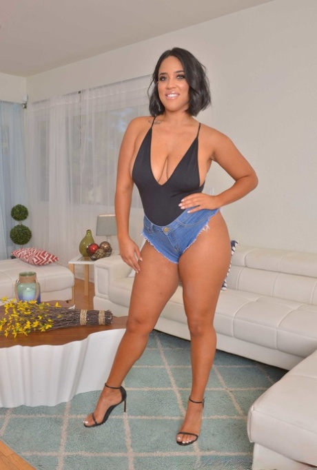 Latina Sahara Leone shows her big juicy booty in sexy denim shorts & strips - pornpics.de