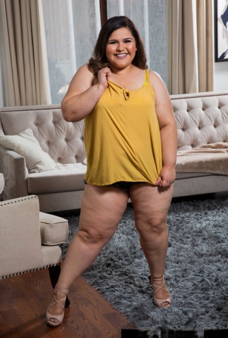 Fat teen Karla Lane exposes her massive ass and big nipples in a solo - pornpics.de
