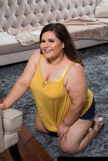 Fat teen Karla Lane exposes her massive ass and big nipples in a solo - pornpics.de