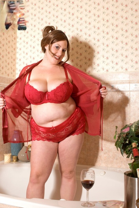 Fatty mature brunette Nikki Cars washing her large natural tits in the bathtub - pornpics.de