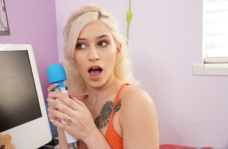 Inked blonde Kiara Cole reveals her tiny tits and kneels to suck a dick - pornpics.de