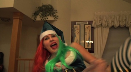 Naughty elf Savana Styles squirts as she masturbates passionately - pornpics.de
