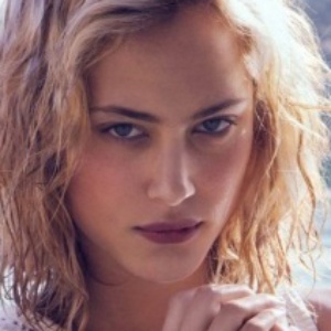 Nora Arnezeder